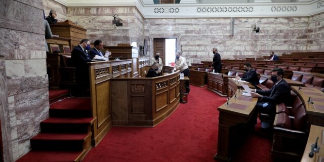 Κορονοϊός: Στη Βουλή μεταφέρεται η κόντρα για την πανδημία