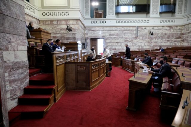 Κορονοϊός: Στη Βουλή μεταφέρεται η κόντρα για την πανδημία