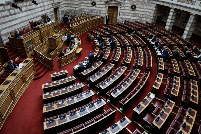 Στη Βουλή το νομοσχέδιο για μείωση των ασφαλιστικών εισφορών