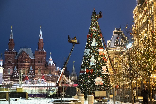 Η Ευρώπη προετοιμάζεται για τα πρώτα κορονο-Χριστούγεννά της
