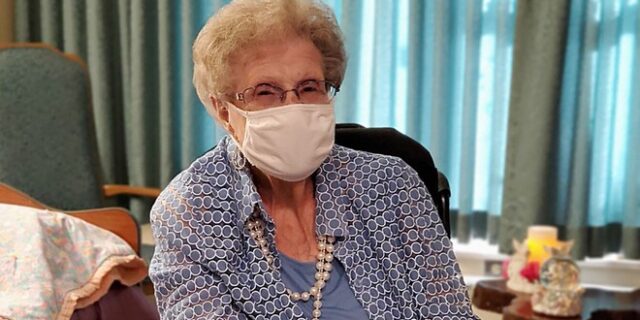 Εκπληκτικό: Νίκησε τον καρκίνο στα 95 της και τον κορονοϊό στα 107