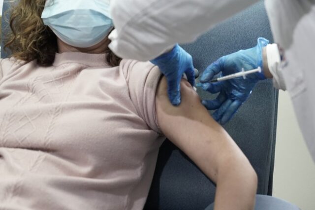 Νοσοκομειακοί γιατροί για εμβολιασμούς κυβερνητικών: “Δεν δίνουν δεκάρα τσακιστή για την υγεία μας”
