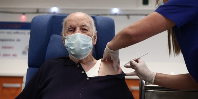 Μιχάλης Γιοβανίδης: Ο πρώτος ηλικιωμένος που εμβολιάστηκε