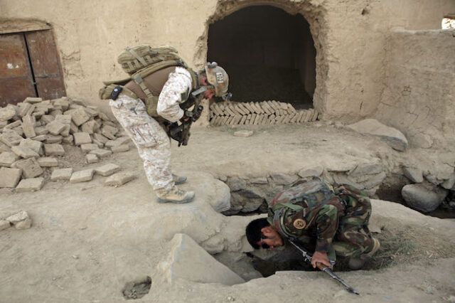 Αποτροπιασμός! Αυστραλός στρατιώτης πίνει μπύρα από το προσθετικό πόδι νεκρού Ταλιμπάν