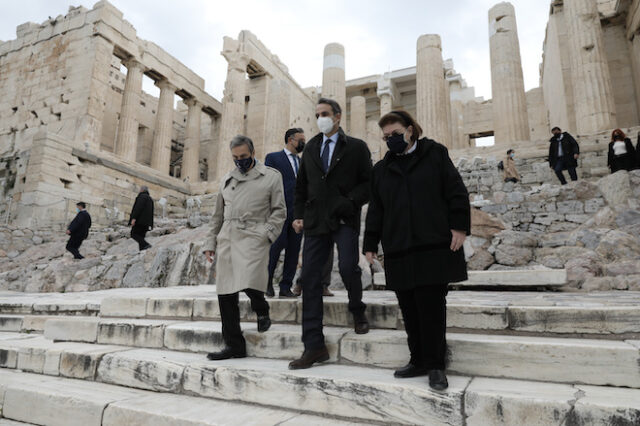 Εγκαινιάστηκε ο νέος ανελκυστήρας ΑμεΑ στην Ακρόπολη – Μενδώνη: “Είναι απολύτως προσβάσιμη”