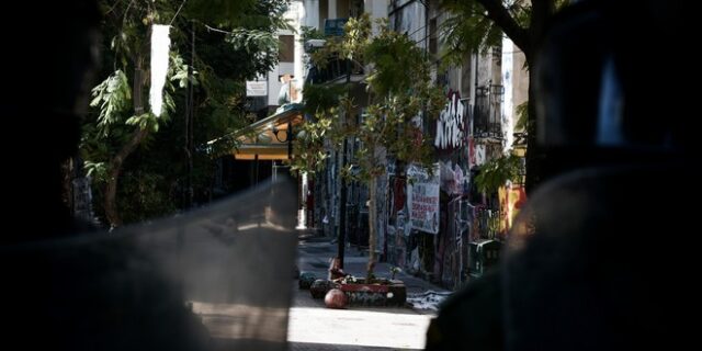Ασέβεια άνδρα της ΕΛΑΣ: Διέλυσε ανθοδέσμη που άφησε πολίτης στη μνήμη του Γρηγορόπουλου