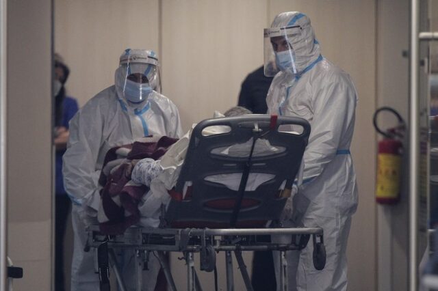 Κορονοϊός: Επιστράτευση γιατρών στις αρχές της άλλης εβδομάδας προαναγγέλλει το Μαξίμου