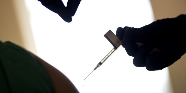 Μ. Βρετανία: Επιλέγει χωρίς στοιχεία τη μίξη των εμβολίων και ξεσηκώνει τους επιστήμονες