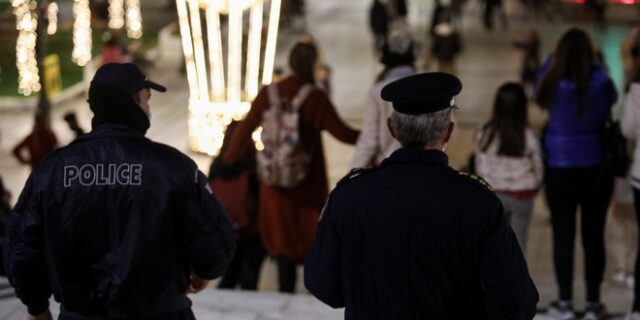 Χριστούγεννα με την αστυνομία παντού – Κλειστοί δρόμοι, μπλόκα και έλεγχοι σε σπίτια