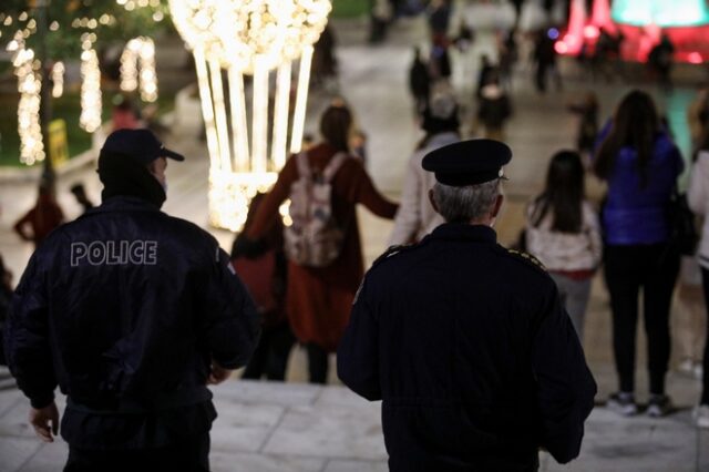 Χριστούγεννα με την αστυνομία παντού – Κλειστοί δρόμοι, μπλόκα και έλεγχοι σε σπίτια