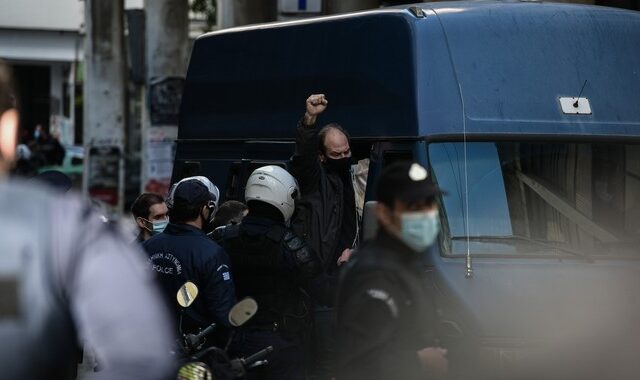 Οι Απόφοιτοι Δημόσιας Διοίκησης καταγγέλλουν την αστυνομική βία