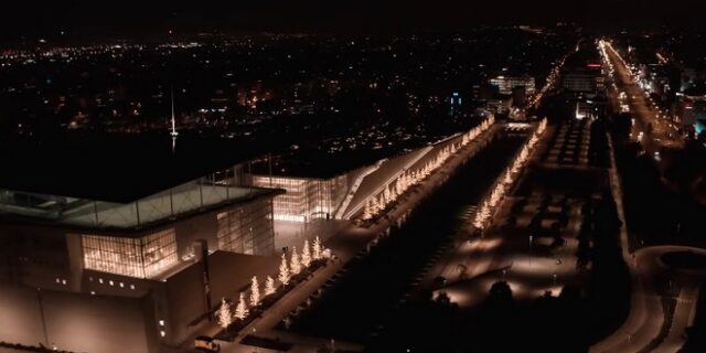 “Christmas on the road” –  Μια νυχτερινή περιπλάνηση στη στολισμένη Αθήνα