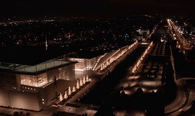 “Christmas on the road” –  Μια νυχτερινή περιπλάνηση στη στολισμένη Αθήνα