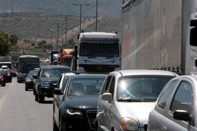 Κίνηση στους δρόμους: Καραμπόλα 4 οχημάτων στη Λ. Αθηνών και μποτιλιάρισμα