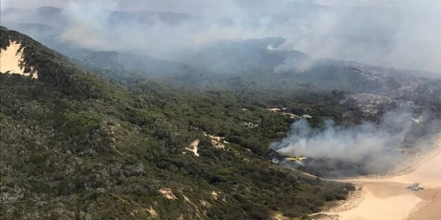 Φωτιά κατακαίει τη Νήσο Φρέιζερ, που ανήκει στην Παγκόσμια Κληρονομιά της UNESCO