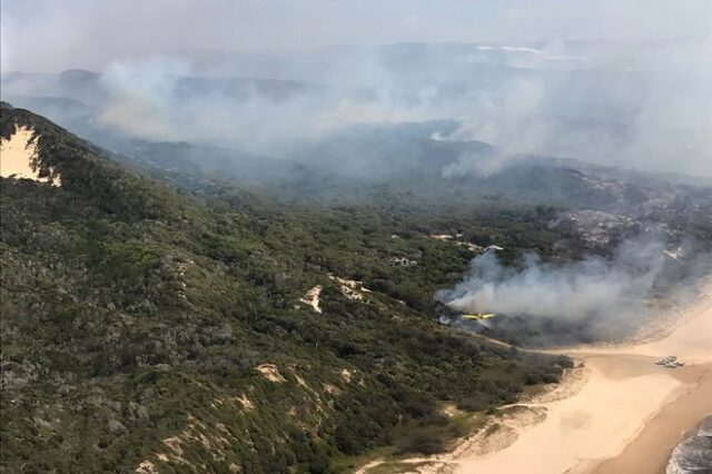 Φωτιά κατακαίει τη Νήσο Φρέιζερ, που ανήκει στην Παγκόσμια Κληρονομιά της UNESCO