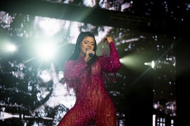 Η Cardi B φωτογραφίζεται γυμνή και ανακοινώνει την εγκυμοσύνη της
