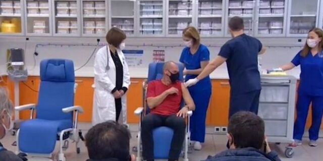 Εμβολιάστηκε ο Γιάνης Βαρουφάκης