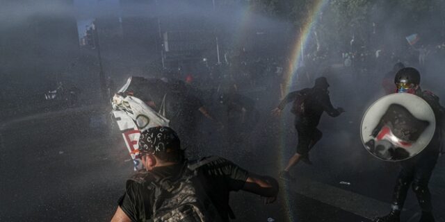 Χιλή: Σοκαριστικά πλάνα – Ρίχνουν τοξικά υγρά σε διαδηλωτές