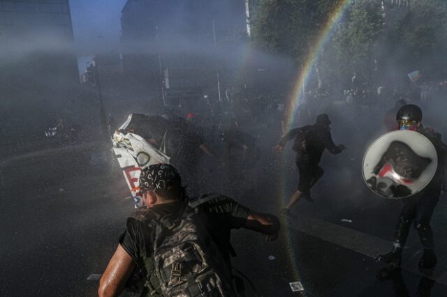 Χιλή: Σοκαριστικά πλάνα – Ρίχνουν τοξικά υγρά σε διαδηλωτές