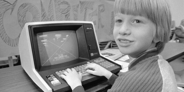Η ιστορία της πρώτης online αγοράς που έγινε το 1979