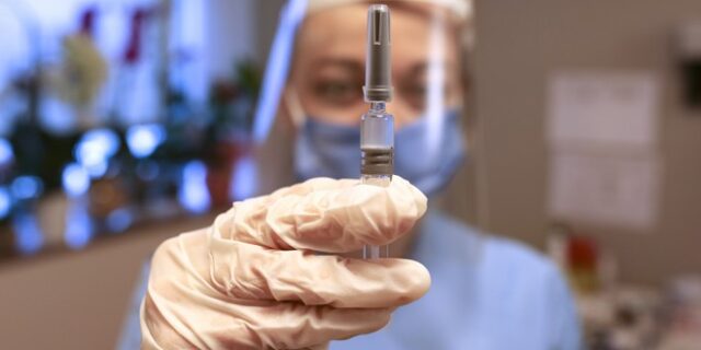 Εμβόλιο CoronaVac: Αποτελεσματικότητα 50% με 90% μετά τις πρώτες δοκιμές
