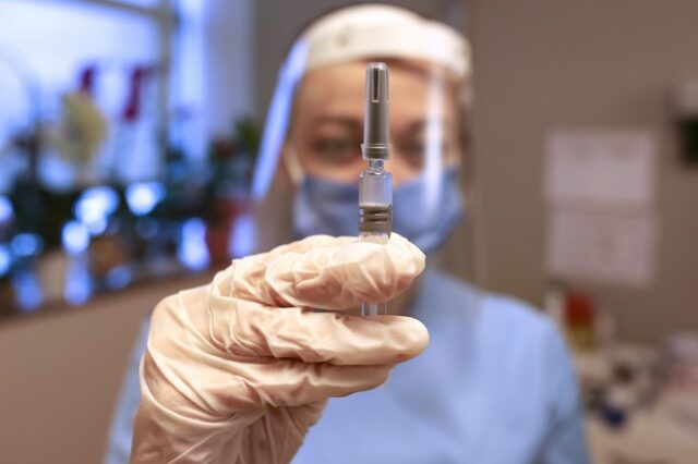 Εμβόλιο CoronaVac: Αποτελεσματικότητα 50% με 90% μετά τις πρώτες δοκιμές