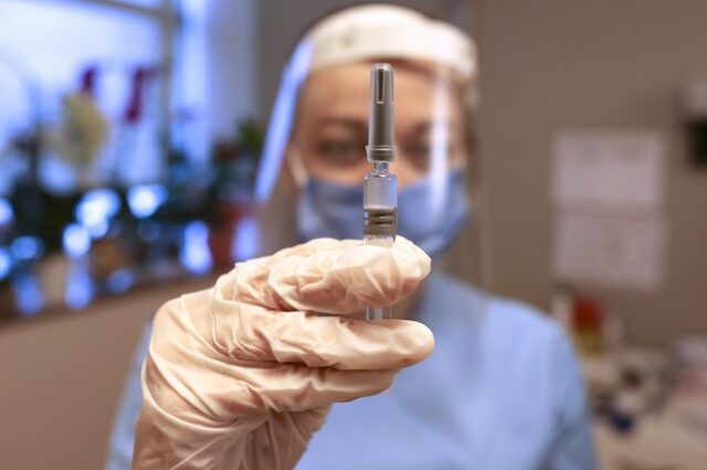 Εμβόλιο CoronaVac: Αποτελεσματικότητα 50% με 90% μετά τις πρώτες δοκιμές