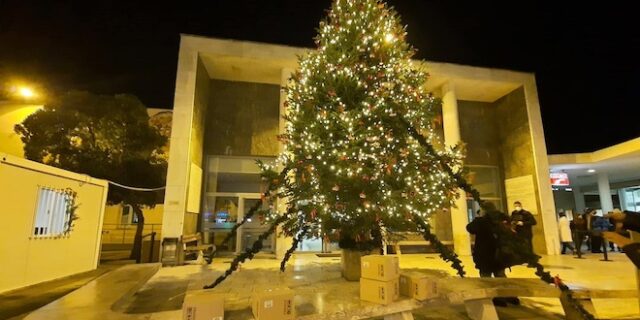Θεσσαλονίκη: Μήνυμα ελπίδας στο ΑΧΕΠΑ – Φωταγωγήθηκε το χριστουγεννιάτικο δέντρο