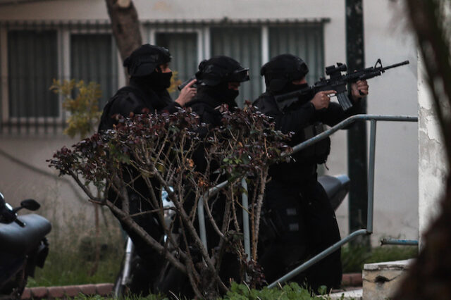 Πυροβολισμοί στην Αγία Βαρβάρα: Έφοδος της ΕΚΑΜ στο σπίτι του δράστη – Είχε γίνει “καπνός”