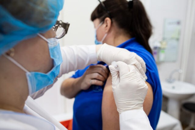 Sputnik-V: Το 85% των εμβολιασθέντων δεν παρουσιάζει παρενέργειες