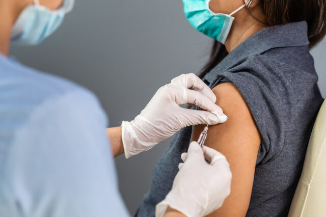 Εμβόλιο κορονοϊού: Θα έχει παρενέργειες – Για ποιο λόγο αυτό είναι το επιθυμητό