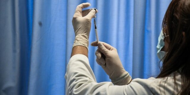 Σε τρεις φάσεις ο εμβολιασμός των υγειονομικών που ξεκινάει τη Δευτέρα