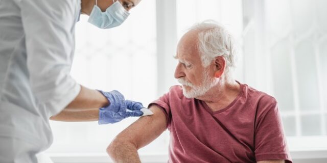 Εμβόλιο κορονοϊού: Αντίθετος στον υποχρεωτικό εμβολιασμό ο ΠΟΥ