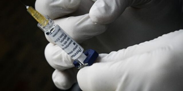ΣΥΡΙΖΑ: Σε “φιάσκο” εξελίσσεται η προμήθεια των εμβολίων