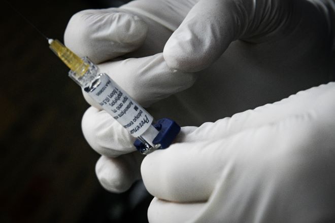 ΣΥΡΙΖΑ: Σε “φιάσκο” εξελίσσεται η προμήθεια των εμβολίων