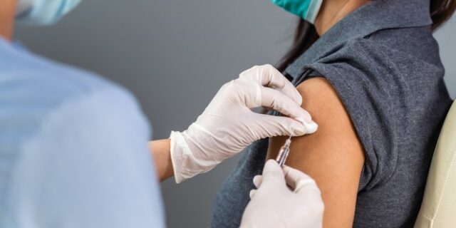 Εμβόλιο Κορονοϊού: Άνοιξε η πλατφόρμα για ηλικίες 70-74 – Πότε ανοίγει για 65-69