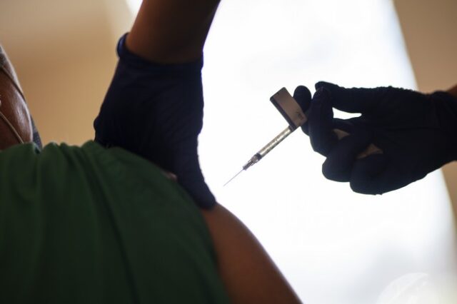 ΗΠΑ: Υγειονομικός εμφάνισε αλλεργία στο εμβόλιο της Pfizer