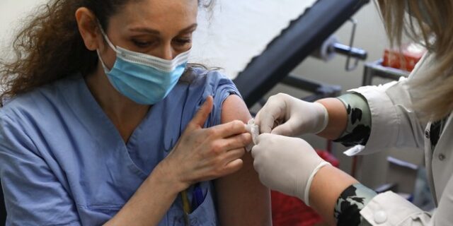 Εμβόλιο κορονοϊού: Πρώτο αλλεργικό περιστατικό στην Ελλάδα – Τι λένε οι ειδικοί