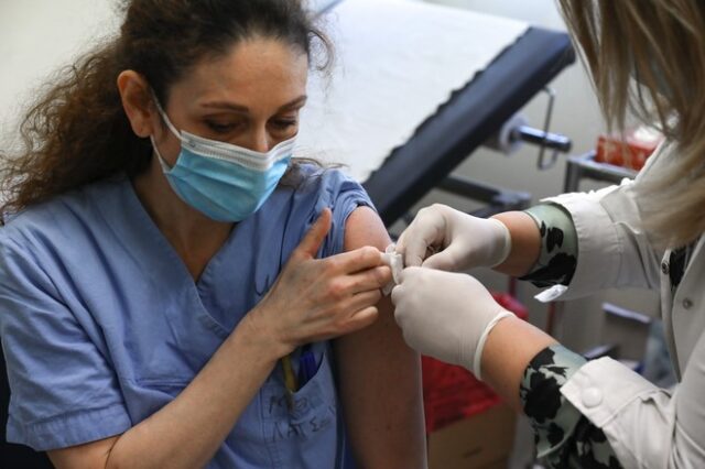 Εμβόλιο κορονοϊού: Πρώτο αλλεργικό περιστατικό στην Ελλάδα – Τι λένε οι ειδικοί