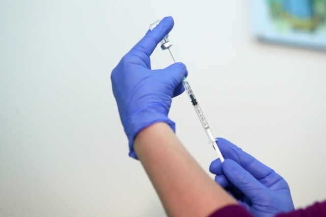 Αμετροέπεια και απρονοησία: Εμβόλια με το σταγονόμετρο, θάνατοι με τη σέσουλα. Κι έχουμε ακόμα δύσκολους μήνες μπροστά μας…
