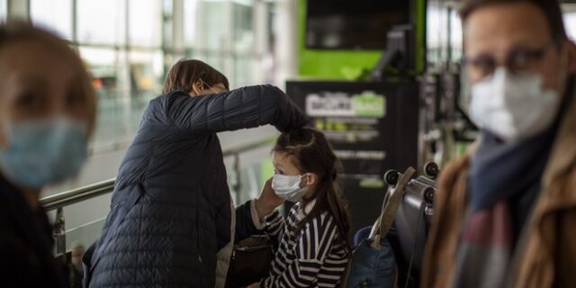 Επιστήμονες: Ίσως πιο μολυσματικό στα παιδιά το μεταλλαγμένο στέλεχος κορονοϊού