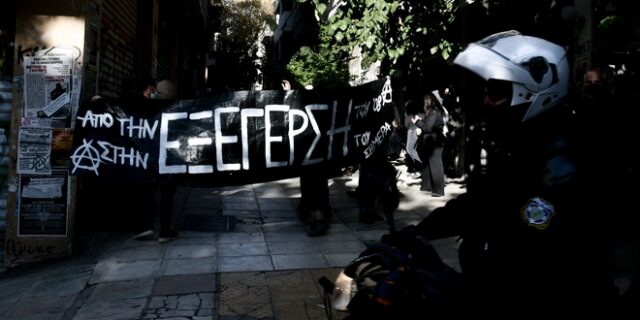 Ακραία καταστολή στα Εξάρχεια: Κρότου-λάμψης μέσα σε πολυκατοικία, ένστολοι δίχως μάσκες