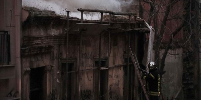 Μεγάλη φωτιά σε σπίτι στα Εξάρχεια – Σώθηκε άστεγος