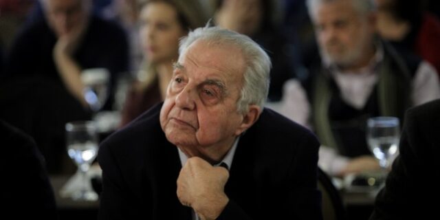Αλέκος Φλαμπουράρης: Έκλεψαν το αυτοκίνητό του έξω από το σπίτι του στα Εξάρχεια