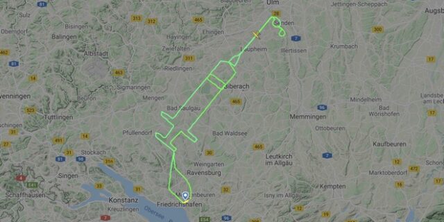 Γερμανία: Νεαρός πιλότος “ζωγράφισε” τεράστια σύριγγα με αφορμή τους εμβολιασμούς