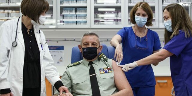 Εμβολιάσθηκε ο Αρχηγός ΓΕΕΘΑ, Κωνσταντίνος Φλώρος