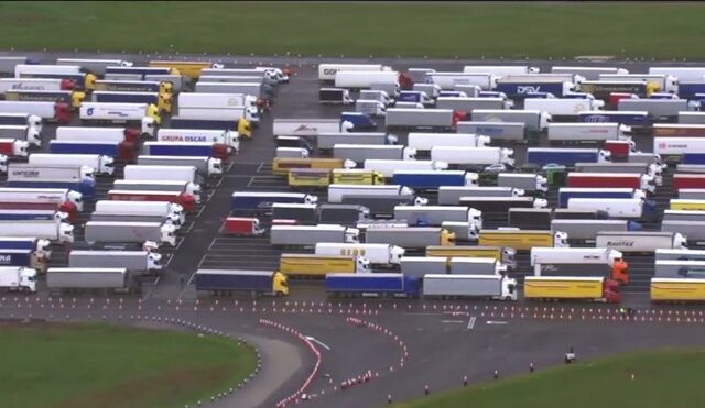 Χάος στη Βρετανία: 1.500 φορτηγά εγκλωβισμένα στα σύνορα με τη Γαλλία