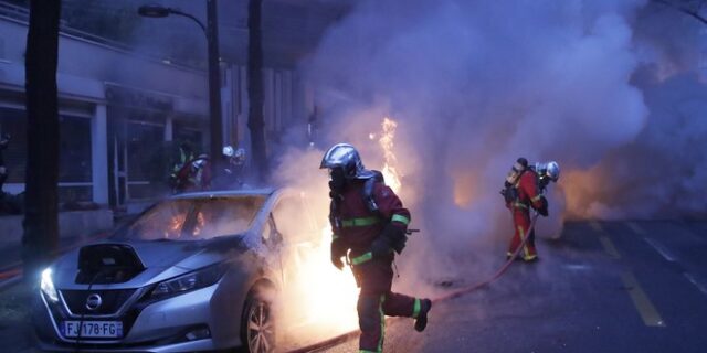 Χάος στο Παρίσι: Δακρυγόνα και συμπλοκές μεταξύ διαδηλωτών και αστυνομίας