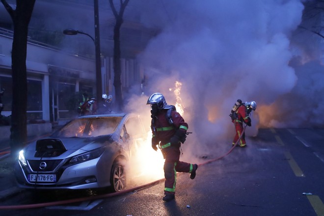 Χάος στο Παρίσι: Δακρυγόνα και συμπλοκές μεταξύ διαδηλωτών και αστυνομίας